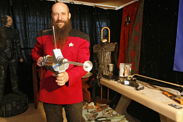 Martin Netter in Sternenflottenuniform aus 'Star Trek: The Next Generation' mit Phasergewehr aus 'Star Trek: The Original Series'