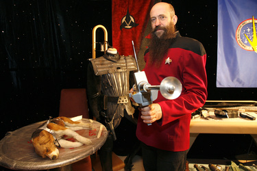 Martin Netter in Sternenflottenuniform aus 'Star Trek: The Next Generation' mit Phasergewehr und Captain Archers Hund Portos aus 'Star Trek: Enterprise'