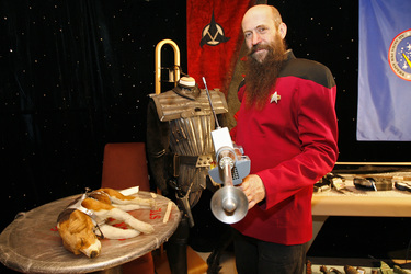Martin Netter in Sternenflottenuniform aus 'Star Trek: The Next Generation' mit Phasergewehr und Captain Archers Hund Portos aus 'Star Trek: Enterprise'