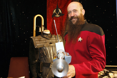 Martin Netter in Sternenflottenuniform aus 'Star Trek: The Next Generation' mit Phasergewehr aus 'Star Trek: The Original Series'