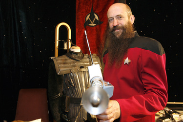 Martin Netter in Sternenflottenuniform aus 'Star Trek: The Next Generation' mit Phasergewehr aus 'Star Trek: The Original Series'