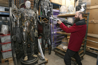 Martin Netter in Sternenflottenuniform mit Phasergewehr und Borg