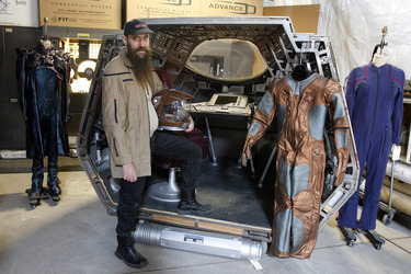 Martin Netter mit Captain Archers Original Uniformjacke vor dem Cockpit eines Shuttles aus 'Star Trek: Enterprise'