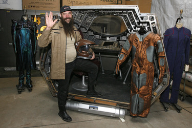 Martin Netter mit Captain Archers Original Uniformjacke vor dem Cockpit eines Shuttles aus 'Star Trek: Enterprise'