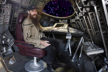Martin Netter mit Captain Archers Original Uniformjacke im Cockpit eines Shuttles aus 'Star Trek: Enterprise'