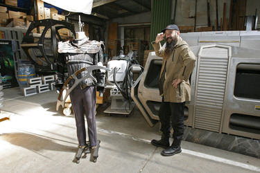 Martin Netter in Uniform in Raumschiff aus 'Star Trek: Enterprise' mit Klingonen Outfit und Enterprise Shuttle