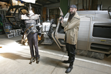 Martin Netter in Uniform in Raumschiff aus 'Star Trek: Enterprise' mit Klingonen Outfit und Enterprise Shuttle