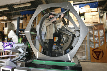 Martin Netter mit Phasergewehr in Raumschiff aus 'Star Trek: Enterprise'