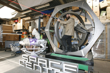 Martin Netter mit Phasergewehr in Raumschiff aus 'Star Trek: Enterprise'