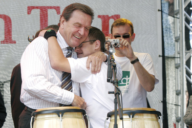 Gerhard Schröder mit jungem Musiker der Stiftung Eben-Ezer