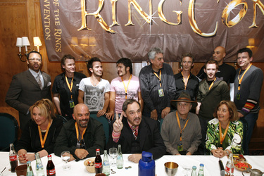 Stehend: Marc B. Lee, Matt Appleton, Jamie Yeates, Stanislav Ianevski, Paul Norell, Jed Brophy, Shane Rangi, Chris Rankin, Mark Ferguson. Sitzend: Emily-Jane Sturrock, Lee Arenberg, John Rhys-Davies, Brad Dourif, Lori Dungey