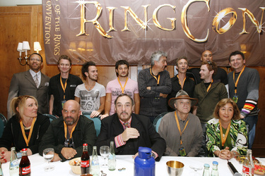 Stehend: Marc B. Lee, Matt Appleton, Jamie Yeates, Stanislav Ianevski, Paul Norell, Jed Brophy, Shane Rangi, Chris Rankin, Mark Ferguson. Sitzend: Emily-Jane Sturrock, Lee Arenberg, John Rhys-Davies, Brad Dourif, Lori Dungey