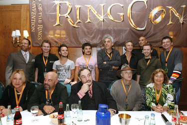 Stehend: Marc B. Lee, Matt Appleton, Jamie Yeates, Stanislav Ianevski, Paul Norell, Jed Brophy, Shane Rangi, Chris Rankin, Mark Ferguson. Sitzend: Emily-Jane Sturrock, Lee Arenberg, John Rhys-Davies, Brad Dourif, Lori Dungey