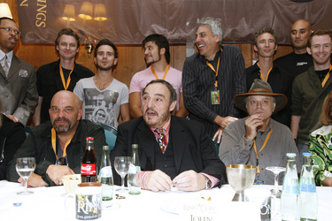 Stehend: Marc B. Lee, Matt Appleton, Jamie Yeates, Stanislav Ianevski, Paul Norell, Jed Brophy, Shane Rangi, Chris Rankin. Sitzend: Lee Arenberg, John Rhys-Davies, Brad Dourif