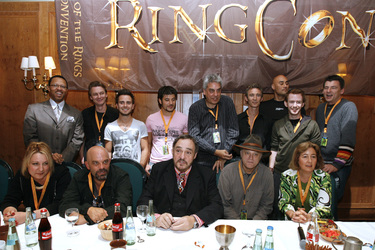 Stehend: Marc B. Lee, Matt Appleton, Jamie Yeates, Stanislav Ianevski, Paul Norell, Jed Brophy, Shane Rangi, Chris Rankin, Mark Ferguson. Sitzend: Emily-Jane Sturrock, Lee Arenberg, John Rhys-Davies, Brad Dourif, Lori Dungey