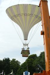 Statisten im Heißluftballon bei Dreharbeiten