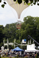 Statisten im Heißluftballon bei Dreharbeiten