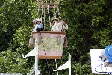 Statisten im Heißluftballon bei Dreharbeiten
