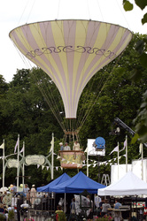 Statisten im Heißluftballon bei Dreharbeiten