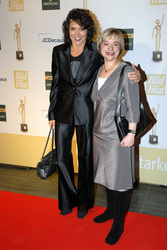 Ulrike Folkerts mit Preisträgerin Brigitte Maas