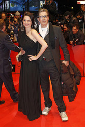 Rolf Zacher mit Begleitung