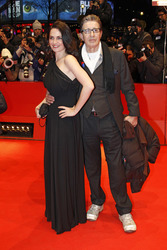 Rolf Zacher mit Begleitung