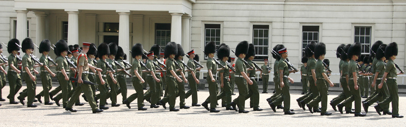 Welsh Guards beim Exerzieren im Hof der Wellington Barracks