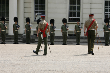 Welsh Guards beim Exerzieren im Hof der Wellington Barracks