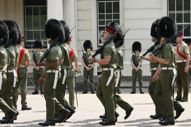 Welsh Guards beim Exerzieren im Hof der Wellington Barracks