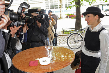 Meret Becker mit Fotografen