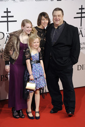 Lotte Flack, Tigerlily Hutchinson, Johanna Wokalek, John Goodman
