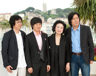 Jun-dong Lee, David Lee / Da-wit Lee, Yun Jung Hee / Jeong-hee Yoon, Chang-dong Lee