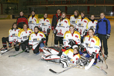 LadyScorpions mit Trainer Leonard 'Len' Soccio