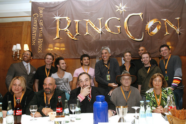 Stehend: Marc B. Lee, Matt Appleton, Jamie Yeates, Stanislav Ianevski, Paul Norell, Jed Brophy, Shane Rangi, Chris Rankin, Mark Ferguson. Sitzend: Emily-Jane Sturrock, Lee Arenberg, John Rhys-Davies, Brad Dourif, Lori Dungey