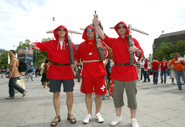 Fans aus der Schweiz vor dem Hauptbahnhof