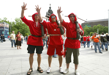 Fans aus der Schweiz vor dem Hauptbahnhof
