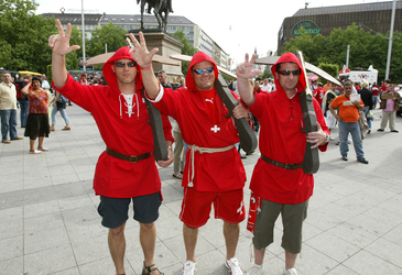 Fans aus der Schweiz vor dem Hauptbahnhof