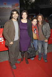 Fatih Akin mit seiner Frau Monique Akin, Adam Bousdoukos mit Begleitung