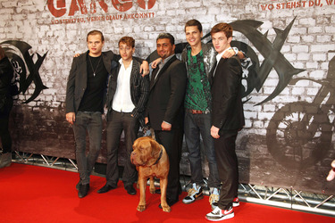 Wilson Gonzales Ochsenknecht, Kai Michael Müller, Michael Keseroglu, Jimi Blue Ochsenknecht, Jannis Niewöhner und Bordeauxdogge Balu