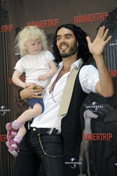 Russell Brand und Felicitas, die Tochter eines der anwesenden Pressefotografen