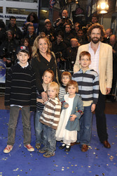 Sarah Beeny mit Begleitung