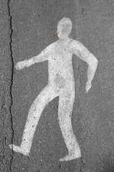 Figur auf Asphalt