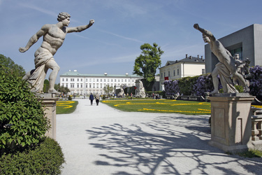 Borghesisches Fechterpaar am stadtseitigen Eingang und Schloss Mirabell