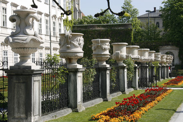 Vasen vor dem Schloss Mirabell