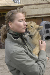 Claudia Blume mit Löwe Borani