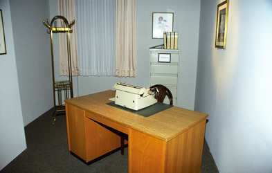 Miss Monepenny's Büro in den 60ern