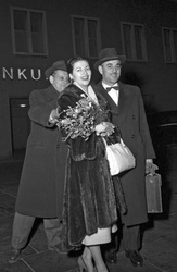 Yvonne De Carlo, Artur Brauner