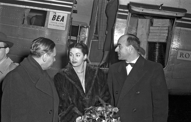 Yvonne De Carlo, Artur Brauner