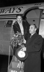 Yvonne De Carlo, Artur Brauner