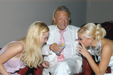 Rolf Eden mit Freundin und Tatjana Gsell